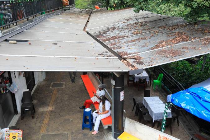 Los techos necesitan mantenimiento, algunos locales se inundan con las lluvias. /FOTO: ESNEYDER GUTIÉRREZ.