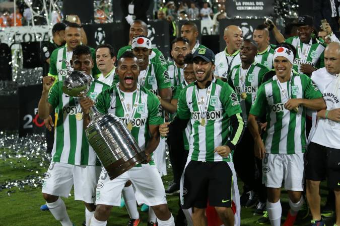 Miguel Ángel Borja (izq.) sostiene la Copa Libertadores. FOTO: COLPRENSA