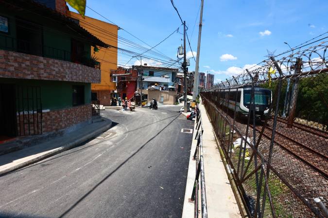 La cancha, el parque infantil y el gimnasio son otros de los espacios renovados que tiene esta comunidad del barrio La Santa Cruz. / FOTO: MANUEL SALDARRIAGA