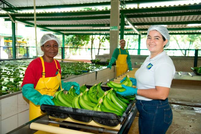 María Victoria, a la Der., está segura que en el sector se ha empoderado como mujer.