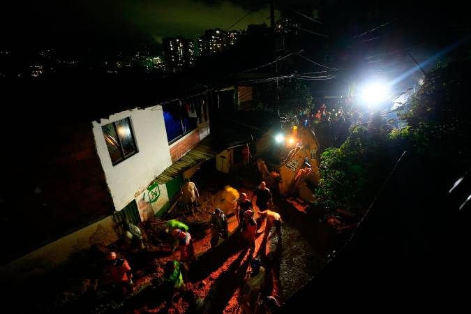 Los organismos de socorro trabajan con maquinaria amarila para remover el material. /FOTO: CAMILO SUÁREZ. 