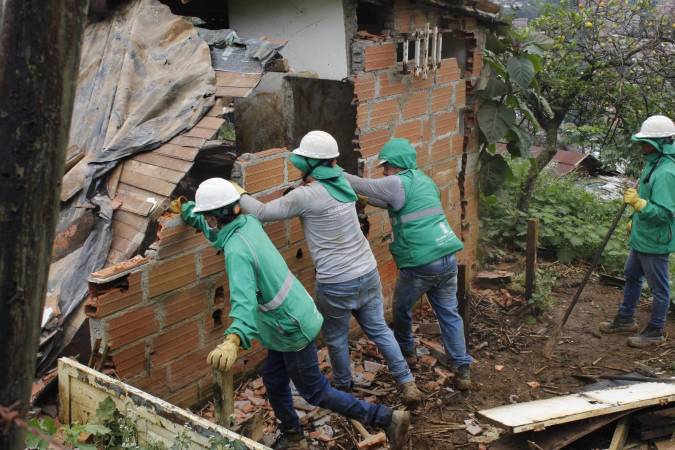 Momento en que contratistas tumbaban una de las viviendas. /FOTO: ALCALDÍA DE MEDELLÍN
