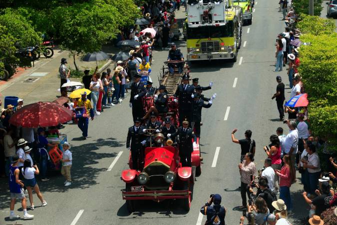El desfile contó con 10 grúas, 10 ambulancias y el respaldo de más de 800 policías, 800 scouts y 416 personas de logística.