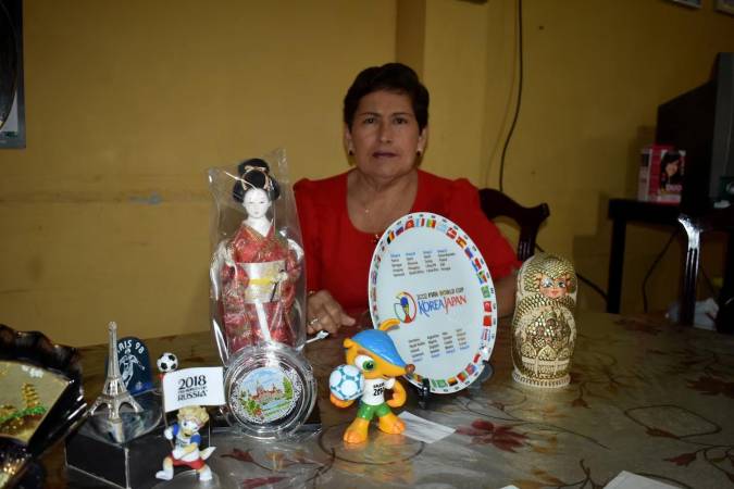 María del Jesús los recuerdos de los países que ha visitado. FOTO: TOMADA DE LA WEB