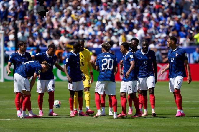 Jugadores franceses con guayos fucsia. FOTO: GETTY IMAGES