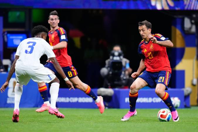 Jugadores españoles y caboverdianos con guayos rosados. FOTO: GETTY IMAGES
