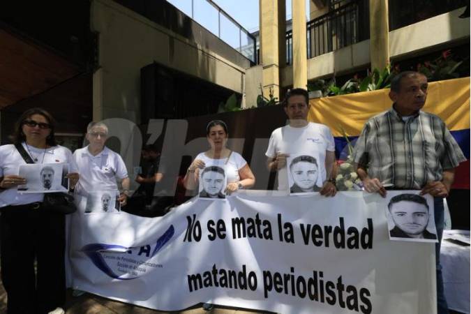Plantón de periodistas y comunicadores en Medellín por el asesinato de Mateo Pérez. FOTO: CAMILO SUÁREZ