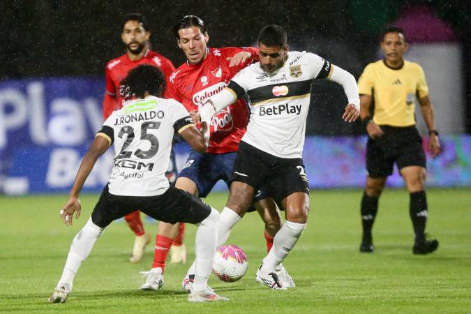Ni el buen juego de Agustín Martegani (atrás der.), ni el gol de Jeison Medina (atrás izq.) sirvieron para evitar la derrota. FOTO: LINA GASCA/COLPRENSA