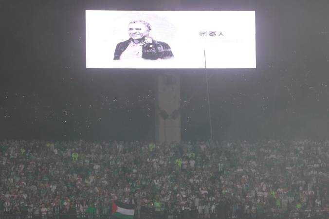 La hinchada del Nacional también se unió al minuto de silencio en honor a Pedro Sarmiento. /FOTO: MANUEL SALDARRIAGA QUINTERO