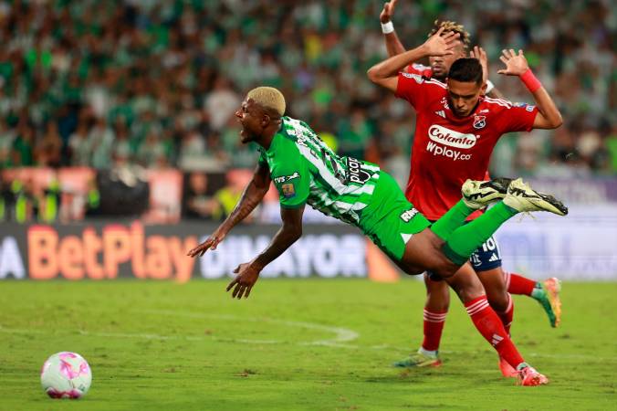 El Rojo cometió una falta que favoreció al verde con un penalti en los últimos minutos del partido. /FOTO: MANUEL SALDARRIAGA QUINTERO