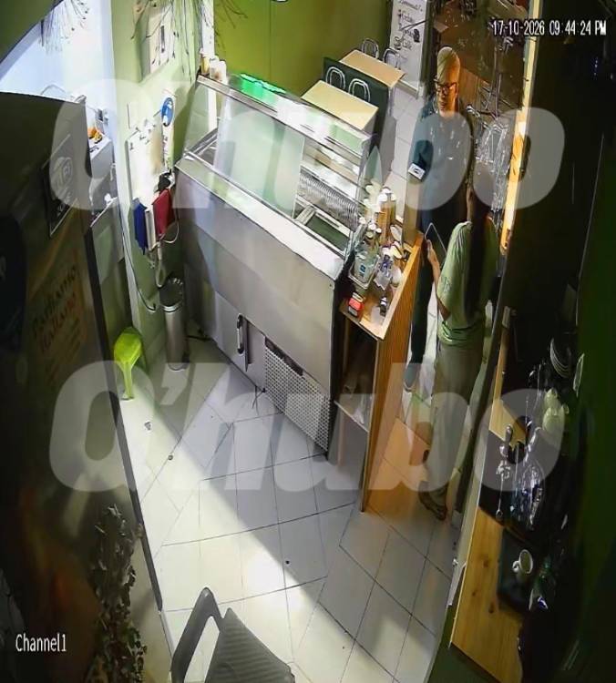 Momentos previos a que le fuera entregada la billetera y saliera del local comercial. FOTO: TOMA DE VIDEO