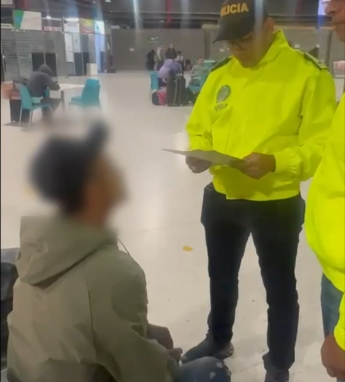 Momento de la captura de alias 24 en la Terminal de Transportes por uniformador de la Dijín de la Policía Nacional. FOTO: TOMA VIDEO -DIJÍN POLICÍA NACIONAL