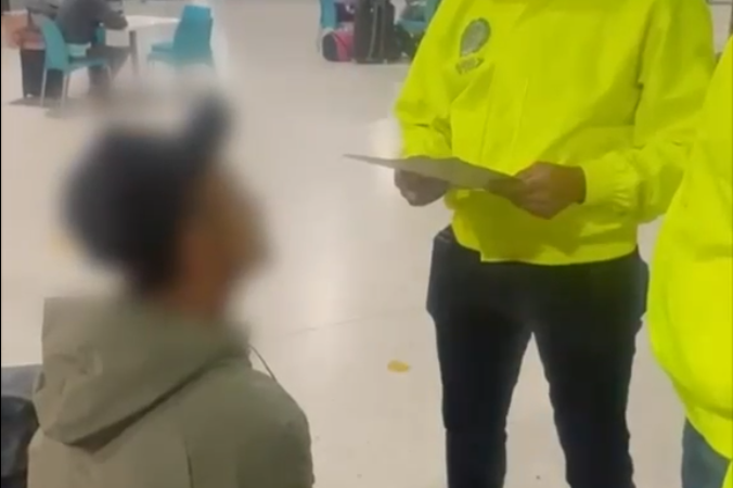 Momento de la captura de alias 24 en la Terminal de Transportes por uniformador de la Dijín de la Policía Nacional. FOTO: TOMA VIDEO -DIJÍN POLICÍA NACIONAL