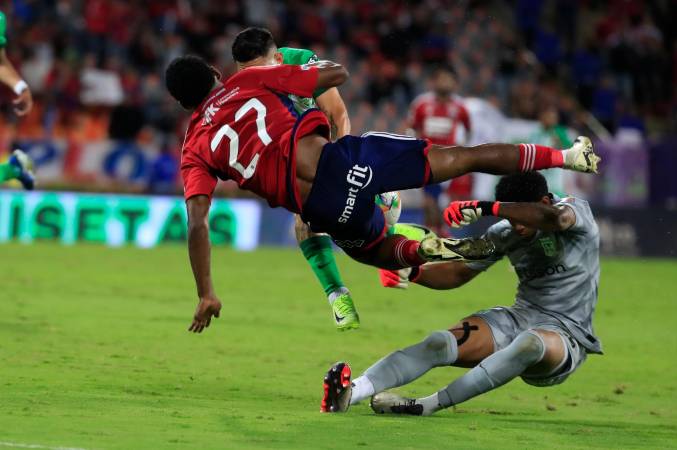 El arquero salió y terminó elevando a León. /FOTO: JAIME PÉREZ