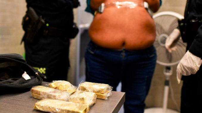Una a una le fueron despegadas las piezas a este hombre que las tenía ocultas debajo de su camiseta. /FOTO: POLICÍA NACIONAL