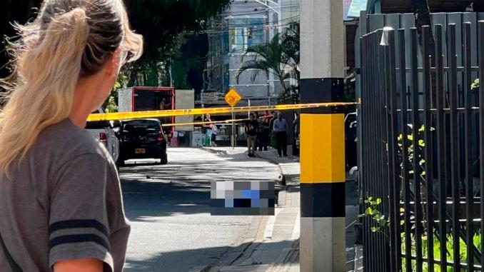 El cuerpo de la víctima quedó tendido a un costado de la vía. Esta imágen corresponde a ese crimen. /FOTO: ARCHIVO - CORTESÍA