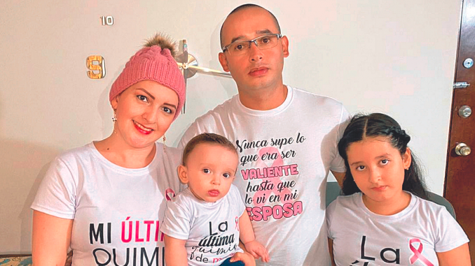 Erika compartió por las calles de Medellín y Bello la alegría de superar un cáncer. En la imagen aparece con sus dos hijos y su esposo. /FOTO: SINDY VALLE.