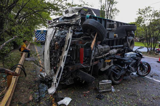 EN FOTOS: El trancón de este viernes en la autopista Sur fue por cuenta de este accidente