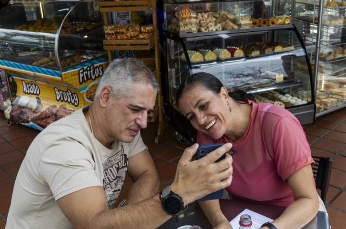 Junto al gobernador Andrés Julián Rendón le hicieron una videollamada a Juan José, quien estaba allí cerca. FOTO: CAMILO SUÁREZ