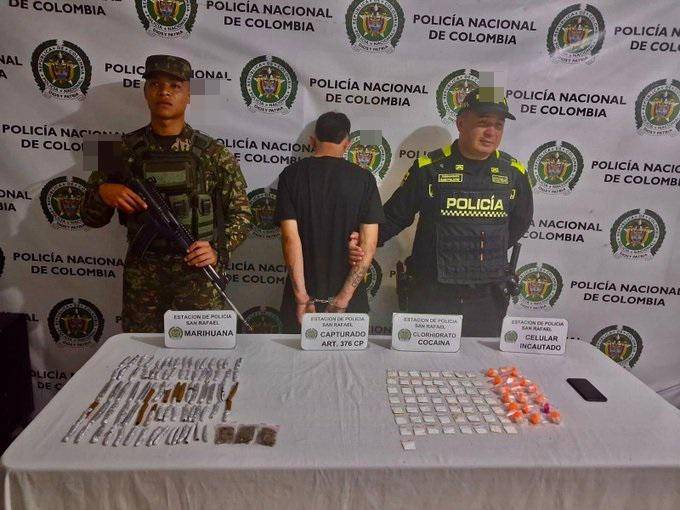 El presunto jíbaro con los estupefacientes incautados. FOTO: SÉPTIMA DIVISIÓN DEL EJÉRCITO