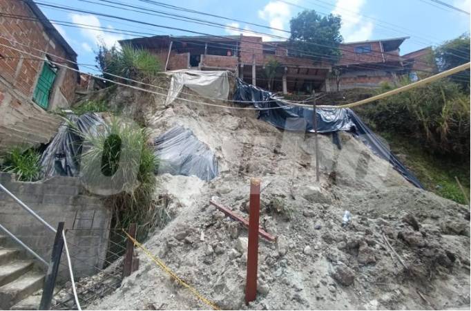 Deslizamiento en La Maruchenga, Bello. FOTO: ALEJANDRA MORALES RÍOS