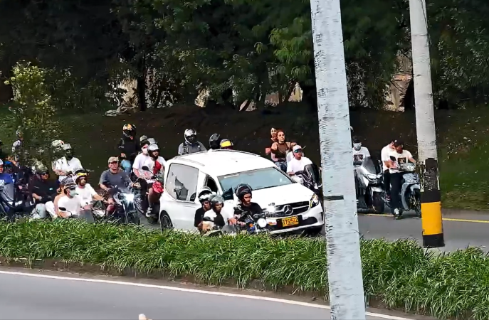 Parte de la caravana que acompañó el cuerpo de presunto ladrón hasta el cementerio. FOTO: TOMA DE VIDEO