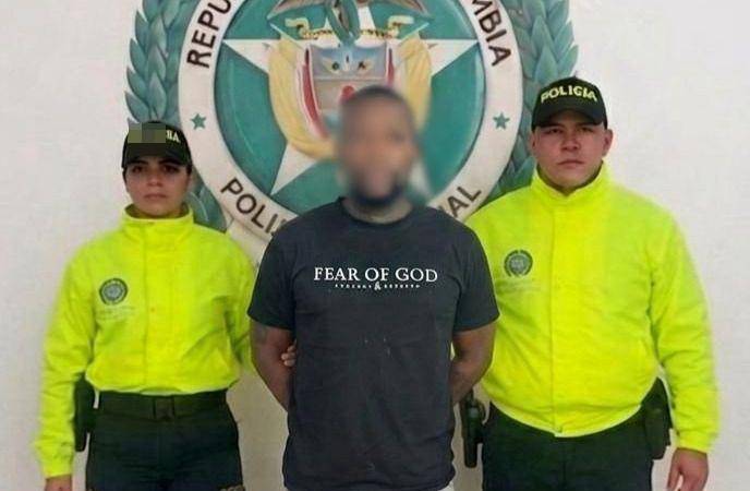 Hombre capturado por orden judicial en operativo. FOTO: CORTESÍA POLICÍA METROPOLITANA 