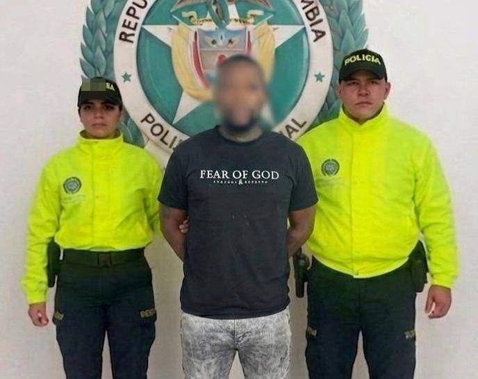 <span class=mln_uppercase_mln>Hombre</span><b><span class=mln_uppercase_mln> capturado por orden judicial en operativo. FOTO: CORTESÍA POLICÍA METROPOLITANA </span></b>