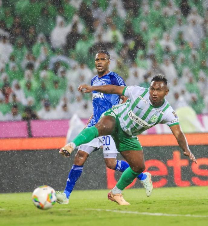 Alfredo Morelos (Atl. Nacional) y Danovis Banguero (Millonarios). FOTO: CAMILO SUÁREZ