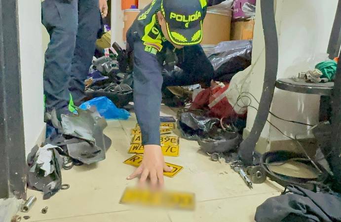 EN VIDEO: Buscaban moto robada y hallaron un desguazadero de vehículos