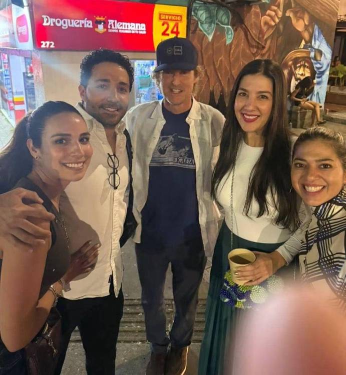 Owen Wilson con fanáticos que lo reconocieron cuando caminaba por la calle 10, en El Poblado. FOTO: TOMADA DE INSTAGRAM @pikerias