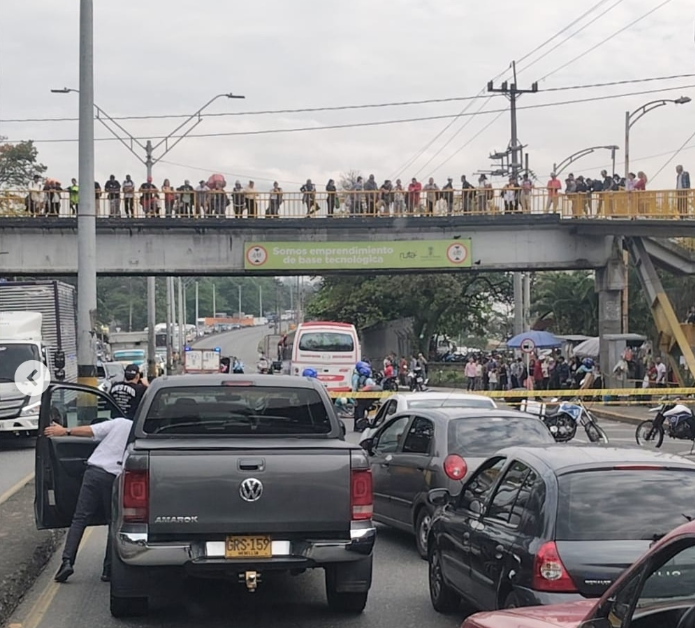 Transeúntes observaron desde el puente peatonal el trabajo de los organismos de socorro. FOTO: REDES SOCIALES CHISME FRESCO MEDELLÍN