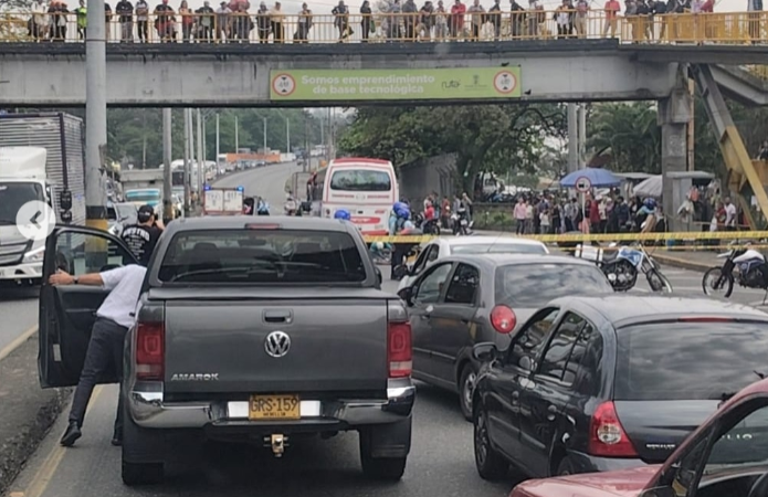 Transeúntes observaron desde el puente peatonal el trabajo de los organismos de socorro. FOTO: REDES SOCIALES CHISME FRESCO MEDELLÍN