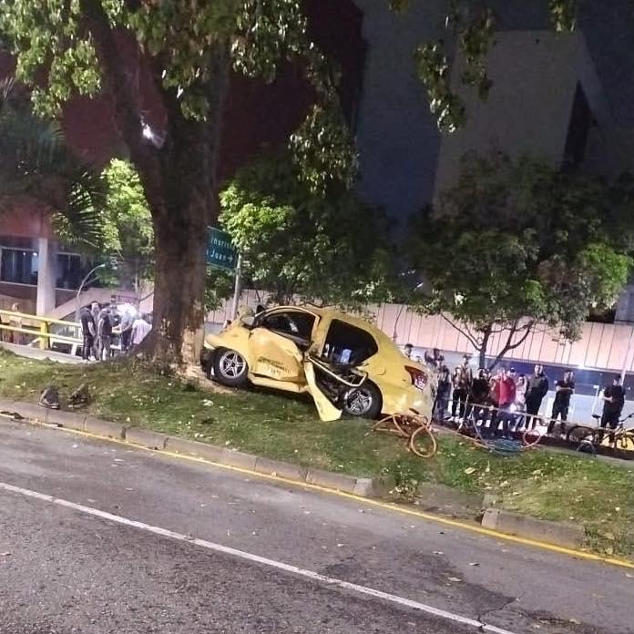 Ciudadanos que pasaban a esa hora por el lugar se detuvieron para socorrer a los heridos. <b><span class=mln_small-caps_mln>/FOTO: CORTESÍA</span></b>