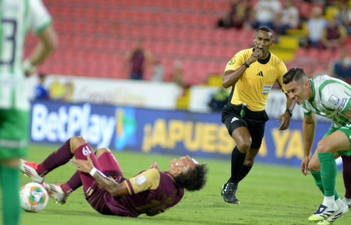 Matheus Uribe vio la roja en Ibagué. A los volantes del Verde les falta aprender a medir la intensidad de sus entradas. /FOTOS: COLPRENSA. 