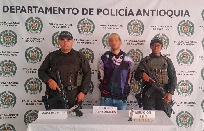 El capturado y el arma incautada. /FOTO: POLICÍA NACIONAL