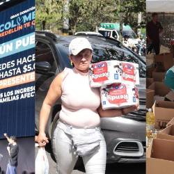 Las personas compraron la boleta, llevaron su aporte en especie y otros se sumaron como voluntarios por la misma causa. FOTOS: ALEJANDRO ZAPATA