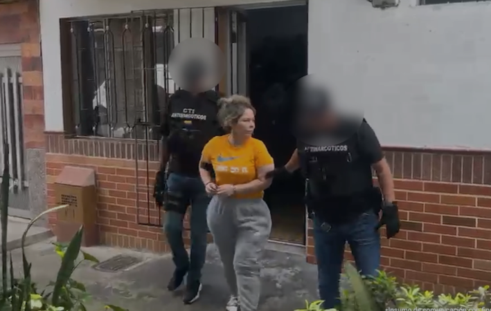 Este es el momento en el que Nidia Correa Atehortúa es sacada esposada de una casa en el barrio Fátima. FOTO: FISCALÍA GENERAL DE LA NACIÓN