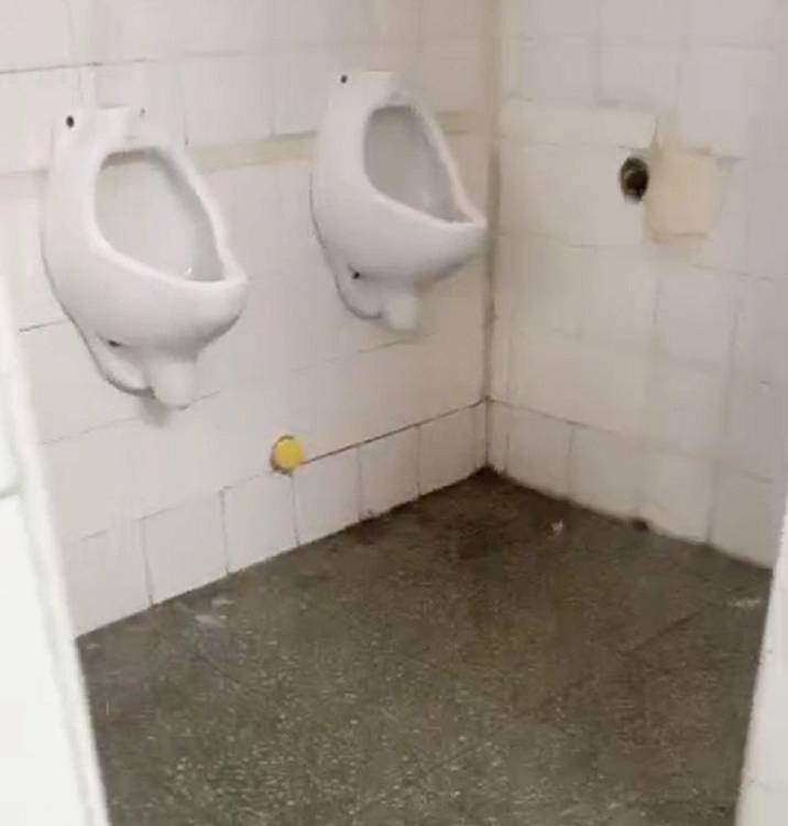 Estado de los baños en el colegio La Trinidad de Copacabana. <b><span class=mln_small-caps_mln>/FOTO: CORTESÍA</span></b>