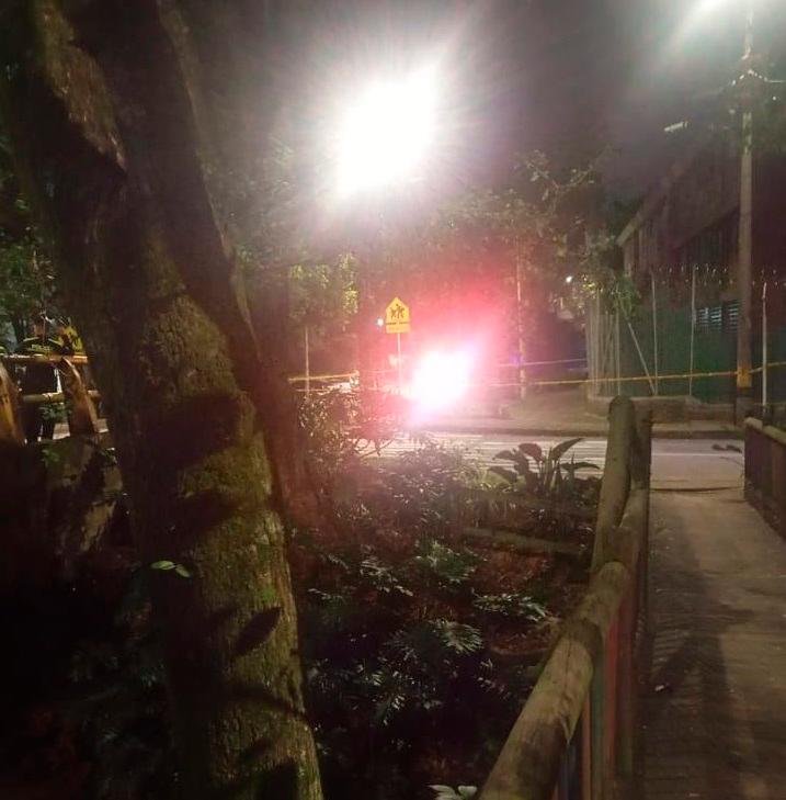 La zona fue acordonada, desviando la movilidad de algunas calles mientras las autoridades realizaban el levantamiento del falso feto. / FOTO: CORTESÍA