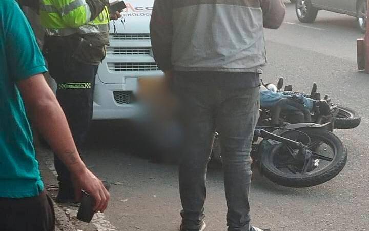 El hombre cayó desplomado con moto y todo sobre la vía. /FOTO: CORTESÍA