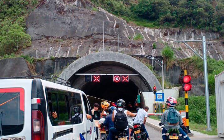 Hubo gran congestión vehicular mientras las autoridades atendían la situación dentro del túnel de Occidente. /FOTO: CORTESÍA 