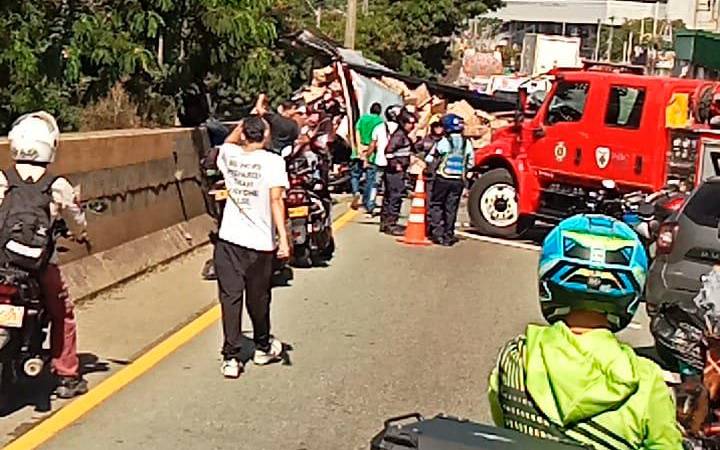 EN IMÁGENES: Grave accidente en Copacabana colapsó la movilidad en el sector