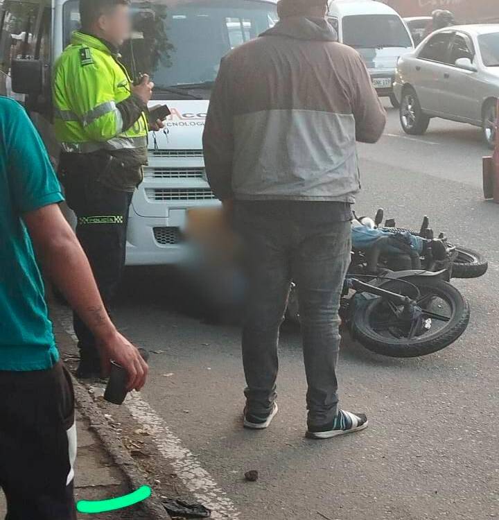 El hombre cayó desplomado con moto y todo sobre la vía. /FOTO: CORTESÍA