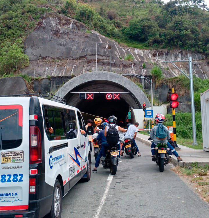 Hubo gran congestión vehicular mientras las autoridades atendían la situación dentro del túnel de Occidente. /FOTO: CORTESÍA