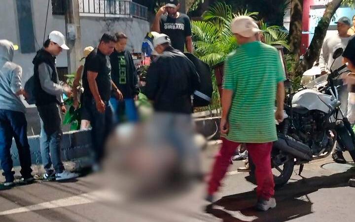 El hombre quedó completamente reducido en la calle. /FOTO: CORTESÍA