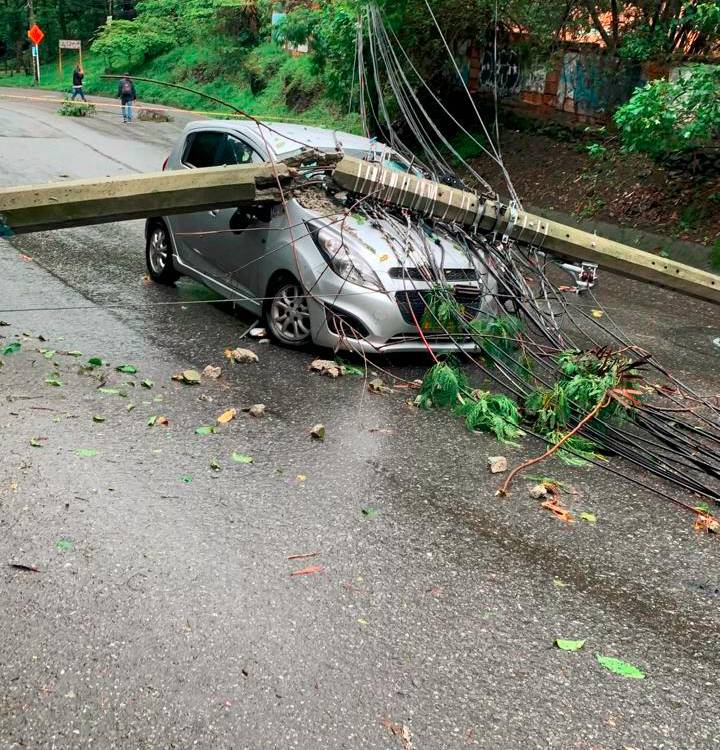 $!EN VIDEO: ¡Qué carramenta! Bus se quedó sin frenos y provocó choque múltiple en El Poblado