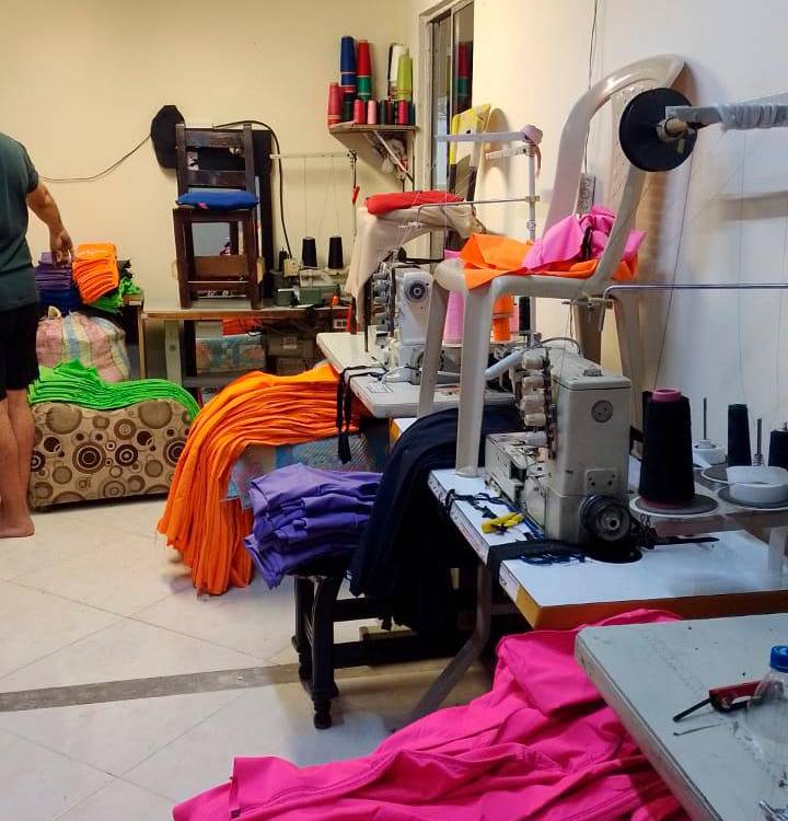 Jesús y Germari trabajan confeccionando ropa deportiva. / FOTO: CORTESÍA