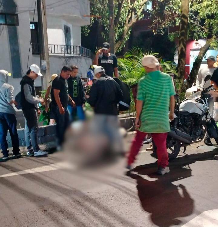 El hombre quedó completamente reducido en la calle. /FOTO: CORTESÍA