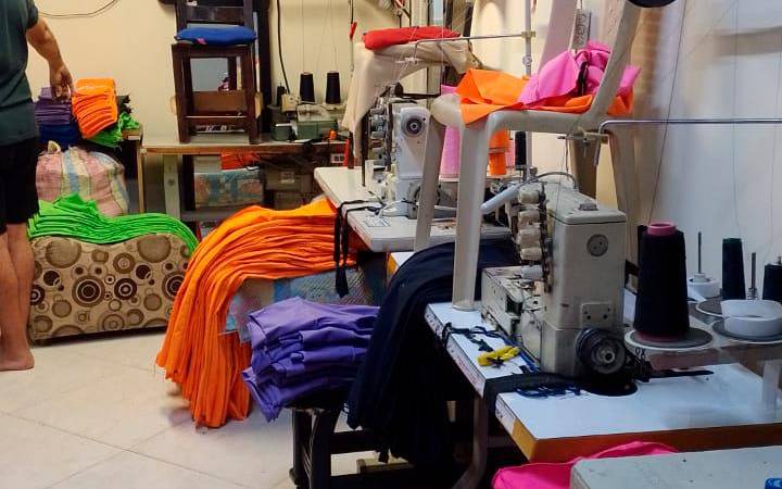 Jesús y Germari trabajan confeccionando ropa deportiva. / FOTO: CORTESÍA